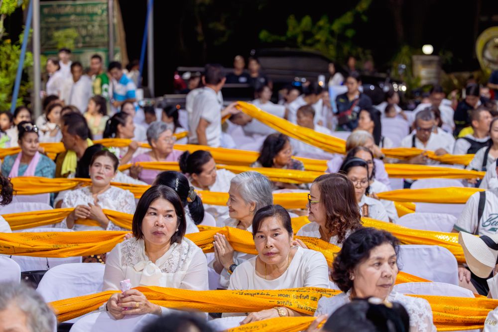 พุทธศาสนิกชนร่วมพิธีถวายผ้าในงานประเพณีแห่ผ้าขึ้นธาตุ