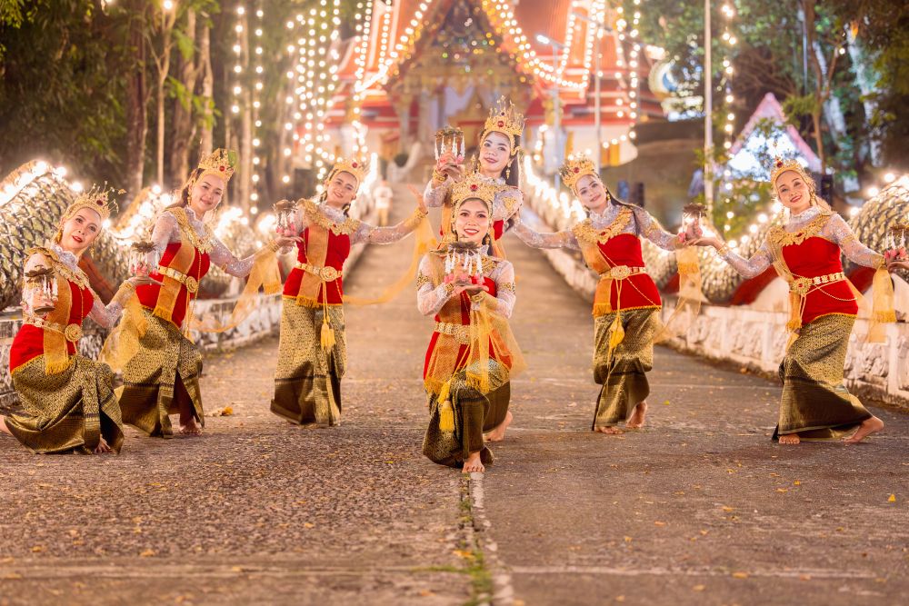 การแสดงนาฏศิลป์ไทยภายในงานประเพณีแห่ผ้าขึ้นธาตุ