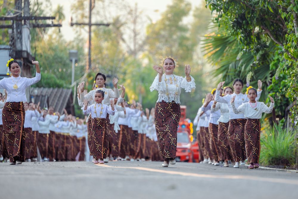 ขบวนนางรำในงานประเพณีแห่ผ้าขึ้นธาตุ
