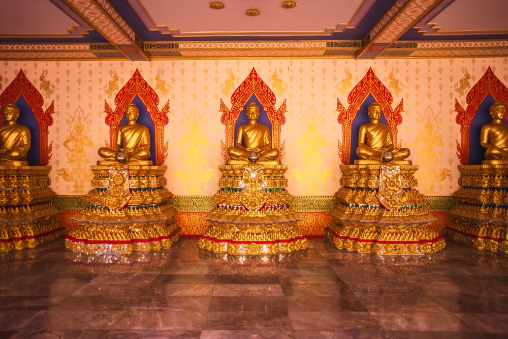 พระพุทธรูปประดิษฐานภายในพระมหาธาตุเจดีย์