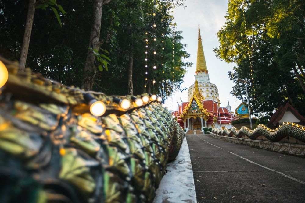 ทางขึ้นสู่พระมหาธาตุเจดีย์พุทธธรรมบันลือ